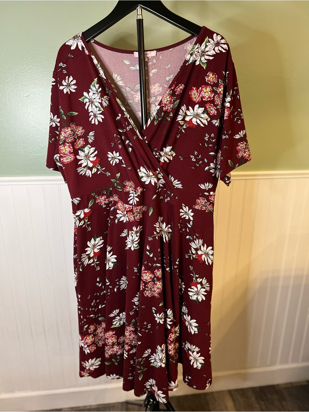 Stretchy Floral Wrap-Front Burgundy Midi Dress w/Pockets. Size 1X
